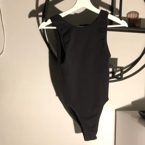 Svart/grå body - Fin body, inte string, strl S, sitter lite tajt. Använd fåtal gånger men fint skick 