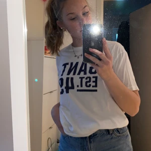 Gant T-shirt  - Fin vit gant T-shirt med marinblå text och detaljer💗 använd fåtal gånger💗 är en storlek 170 men passar även xs-s💗 kunden står för frakten