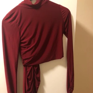 Sett  - Crop top med kjol. Vinröd färg, helt oanvänd. Vinröd färg 