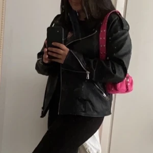 missguided oversized skinnjacka - säljer för den används knappt, använt den en handfull gånger pga att jag ej känner att det är min stil. Skärp ingår men har tagit bort det! 