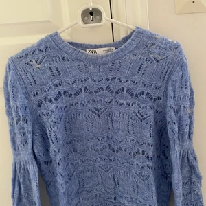 Stickad tröja från zara - Stickad tröja från zara i denna fina blå färg. Använd 1 gång endast. I storlek S 