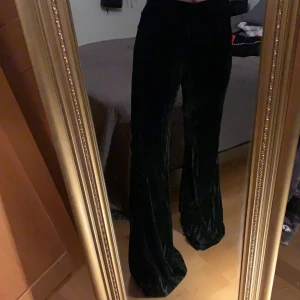 Oanvända silkesbyxor från ZARA🌟 - Mjuka och sköna silkesbyxor, boutcut och vida nertill men sitter åt i midjan med resår! Helt oanvända så i jättebra skick😌