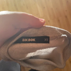 Sweatshirt  - En tröja ifrån bikbok stolek XS nästan ! ny inte använd så mycket mest bara legat iaf 