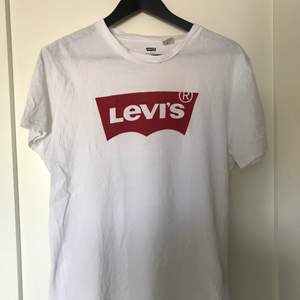 Klassisk Levis t-shirt i stl.M. Använt men fint skick!Kan skickas köparen står för frakt