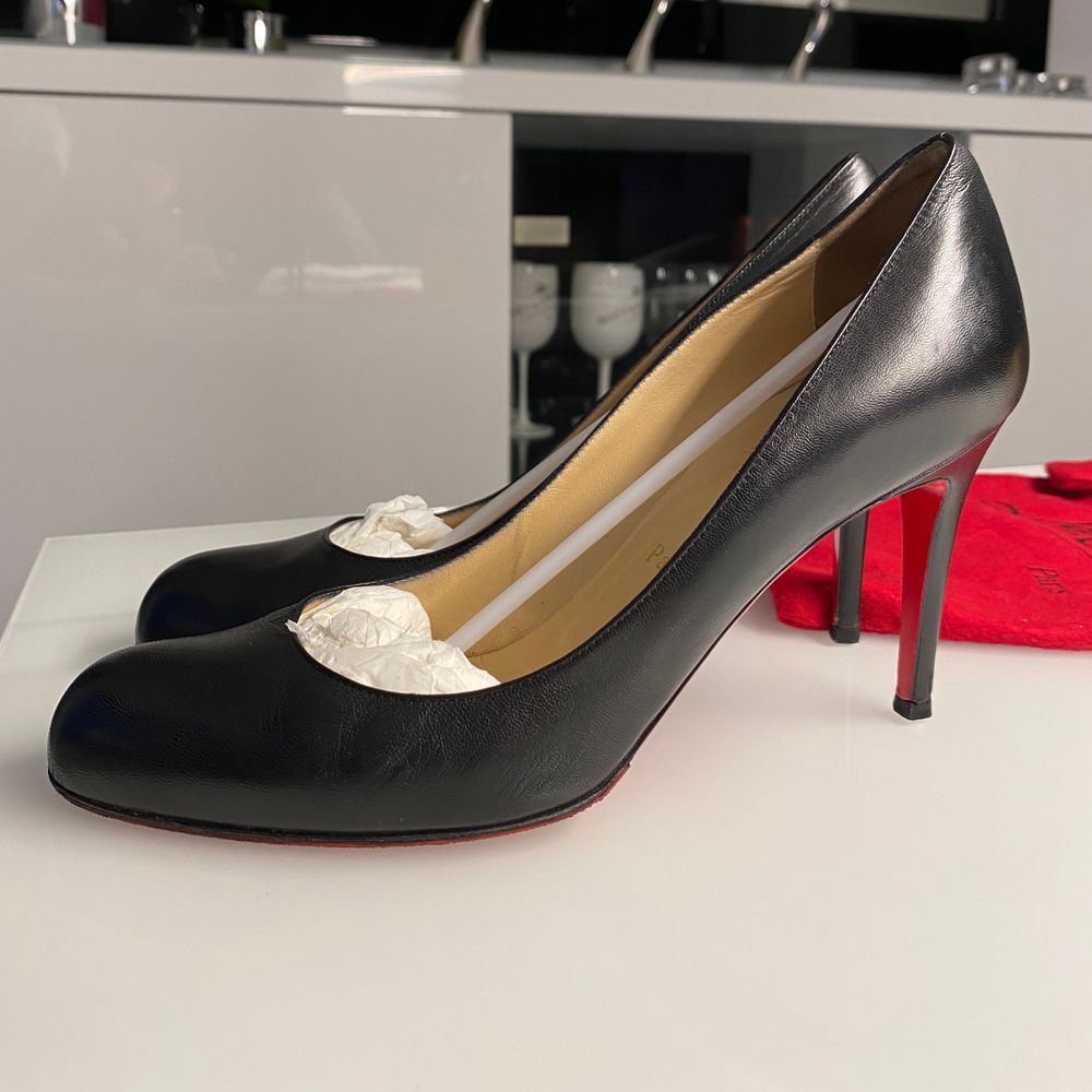 Äkta Christian Louboutin skor, Simple Pump 85 Kid, köpta i Stockholm (Savannahs). Original förpackning och dustbag. Använt dem endast 5-6 gånger.. Skor.