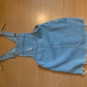 Jeansklänning, Pull & Bear - En jeansklänning från pull & bear, säljes pga för liten, endast använd 1 gång. Köpt för 250, köparen betalar frakt.