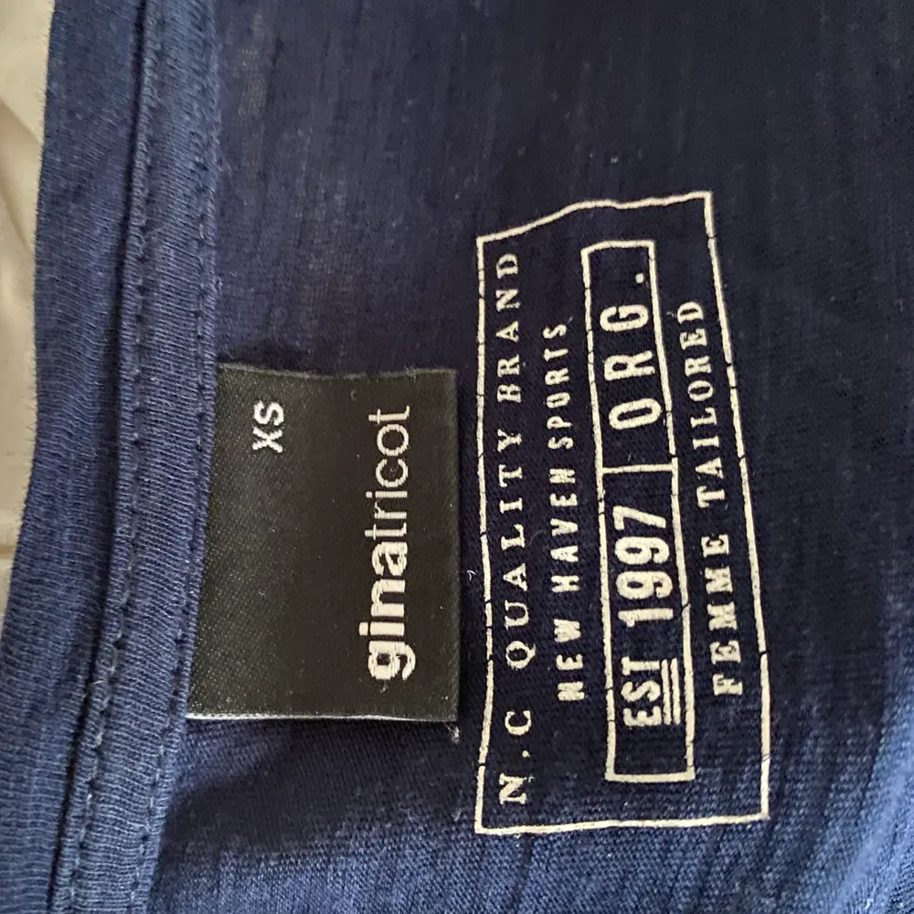 En basic marinblå T-shirt från Gina Tricot, använd några gånger. Den är i storlek XS, har en fin urringning. . T-shirts.