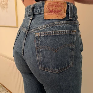 Levis jeans - Skitsnygga Levisjeans köpta på second hand, men tyvärr försmå för mig. Skulle säga att de är i storlek S🌟 Budgivning🌟 högsta bud just nu: 360kr