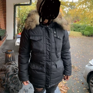 Hollies Jacka - En svart Hollies jacka. Använd fåtal gånger, väldigt bra skick. Mer som storlek 38