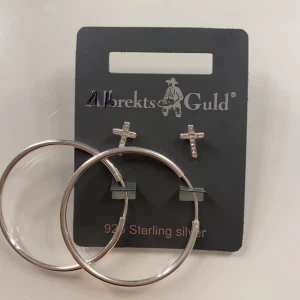 alberts guld - säljer 2 par silver örhängen, ett par kors örhängen och ett par silver ringar. Nästan aldrig använt.
