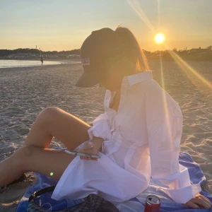 Vit skjortklänning - Säljer min vita skjortklänning från Gina tricot🥰