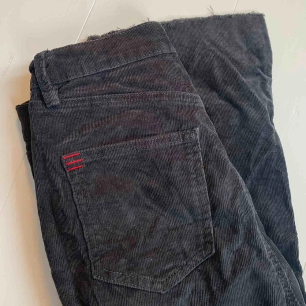 Manchester byxor i mörkgrå från Urban Outfiters märkte BDG. Är i bra skick. . Jeans & Byxor.