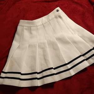 Söt kjol köpt på H&M för några år sen! Aldrig använt, utan har bara provat några gånger. Säljer eftersom att den inte blir använd och är lite för liten. Har tyvärr några mindre fläckar (syns i bild 3), men de är väldigt små. Köpare står för frakt.