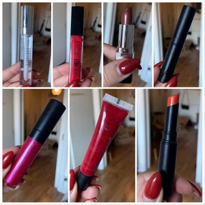 Läppglans & läppstift - Jobbar som makeup artist. Får mycket produkter i jobbet som inte hinner användas. Säljer därför av billigt.  Nr 1 - transparent läppglans. Aldrig använt. 30kr       Nr 2 - läppglans, maybelline, klarröd, hög pigmentering, aldrig använt 40kr  Nr 3 - läppstift. Aldrig använt 40kr.  Bild Nr 4 & 7 - läppstift, makeupstore, orange. Testat en gång på en servett. Men aldrig använt på huden. 40kr Nr 5- makeup store, rosa, aldrig använt. 50kr  Nr 6 - makeup store, läppglans, rött, aldrig använt. 50kr    Säljes styck eller allihop för 200kr.  