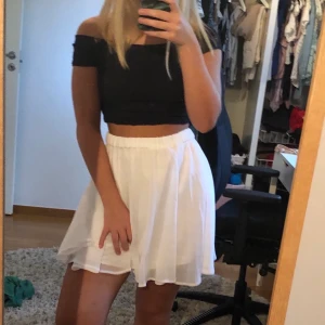 Vit sommarkjol  - Vit ”volangig” kjol som har resår i midjan ( stretchig ) superskönt och bra längd ( jag är 160 cm) storlek 32 men skulle även säga att den passar en 34. Aldrig använd då jag redan har en liknande hemma. Något genomskinlig men inte så att det blir ett problem! 😊