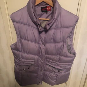 Lila Väst - En fett fräsch lila väst, är i bra skick skulle nog behöva tvättas en gång. Köpta på Street secondhand i London för 500 kr