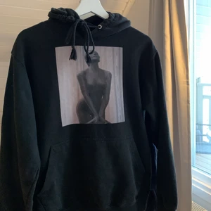 Cool elephant hoodie - Säljer min hoodie från the cool elephant, köpt för 600kr väldigt fint skick, kommer tyvärr inte till användning längre. Köparen står för frakten vilket är 55kr 🖤