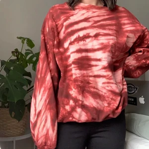Tie dye tröja från Junkyard - Fin Tie Dye tröja från junkyard i rött/vitt. Inte använd mer än fem gånger. Köparen står för frakt 