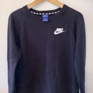 svart nike sweatshirt - Svin snygg svart sweatshirt från Nike!! Storlek M 🖤🤍🖤🤍 BUDA privat till mig!! Högsta bud just nu: 100kr