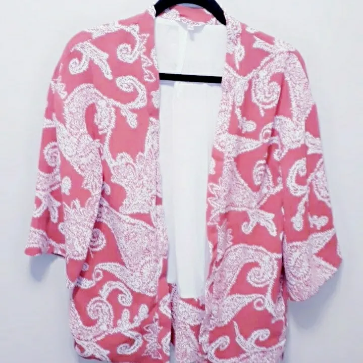 Supersnyggt kimono/kavaj från INDISKA. Köptes förra året. Använd max 5 gånger. Översize i en ceriserosa nyans.. Kostymer.