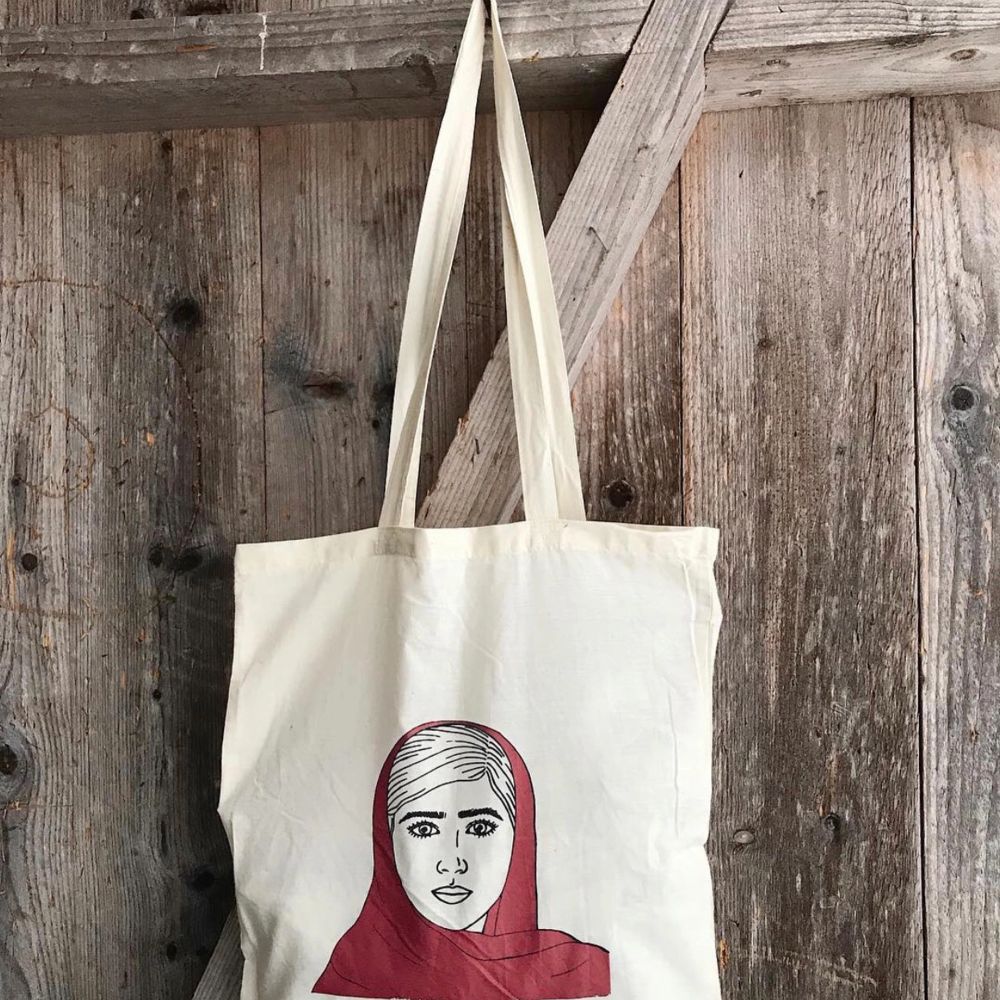Tygpåse med tryck på Malala. Köparen står för frakten. Väskor.