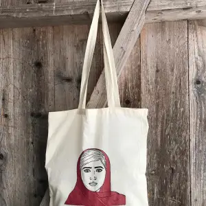 Tygpåse med tryck på Malala. Köparen står för frakten