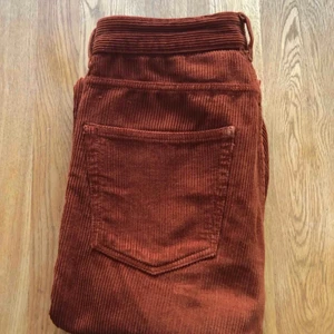 Bruna manchesterbyxor  - Bruna manchesterbyxor från carlings. Storlek S men passar även M. Hör av dig för fler bilder