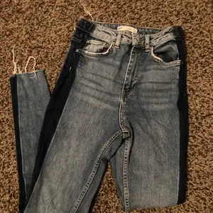Jeans med mörkare rand på båda sidor. Sliten modell i ben. Tight modell. 
