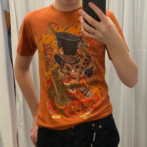 Hard rock cafe t-shirt - En skitcool t-shirt köpt på secondhand, kommer inte till användning då den är för liten på mig, bara använd en gång. frakt tillkommer!