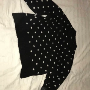 Stickad tröja  - Säljer en stickad tröja från hm pga att den inte är min stil. Använd 3-5 gånger. Ny pris var 200kr säljer för 80kr. 