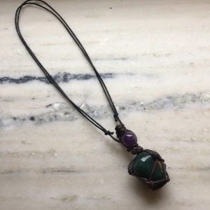 Aventurin halsband  - Handgjort makramé halsband! Gjord med vaxad bomullstråd, Aventurin och Ametist! Bandet är även justerbart. Skriv till mig privat om du har frågor  🌞 (fraktkostnad: 11kr) 