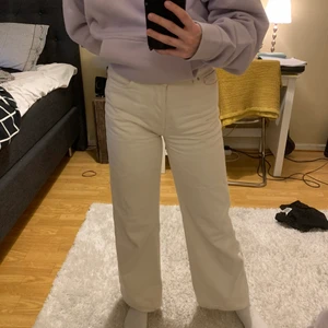 BikBok vita vida jeans - Ett par väldigt snygga vit/beiga jeans från bikbok som jag tyvärr inte längre använder. Säljer för 200kr❤️ Storlek 26 men för mig varierar storlekar upp till 28 beroende på vilken affär.