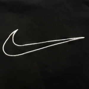Hoodie: Nike - Hoodie-szn!!!! Säljer min svarta Nike-hoodie som jag burit oversized (är en S/M i vanliga fall). En sån som man kan bo i när det behövs! Köparen står för frakten.