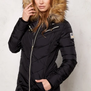 Svart vinter jacka strl XS - Jätte snyg svart mellanlång jacka med päls som ser äkta ut sitter utmärkt lågt pris pågrund utav att de nedre 2 fickorna inte funkar men de 2 översta funkar perfekt❤️