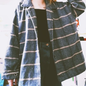 Trendig jacka i flanellmönster - Modern flanellmönstrad jacka i oversized modell. Helt ny, aldrig använd. Möts upp i Malmö eller fraktas, köparen står för fraktkostnad. Stk L. 