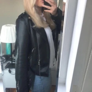 Superfin skinnjacka - Säljer denna skinnjacka (inte i äkta skinn). Köptes i vintras för 1000kr på en butik i Göteborg men ser utvann ny. Storlek XL men passar mer som en M. Ge gärna egna prisförslag! Frakt ingår inte i priset💕💕