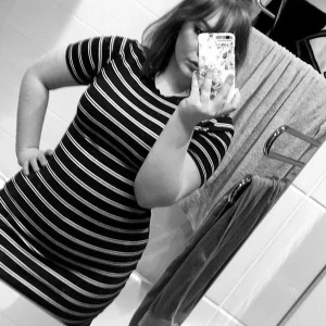 Marinblå vitrandig klänning  - Superskön klänning som sitter sååå snyggt! 