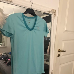 Träningstopp - En skön och luftig sporttopp i en snygg turkos färg!! Köpare står för frakten!! 💙