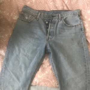 Levis jeans model:501 - (Min kamera har gått sönder på mobilen därav dålig kvalite på bilderna. Vid intresse fråga om fler bilder så löser jag det.) Supersnygga Levis jeans som tyvärr inte passar längre. Ligger bara och skräpar i garderoben så roligare om de kan komma till användning. Storlek S så skulle väl uppskatta det till w: 25-26 l: 32