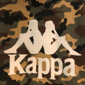 Kappa Willie Sweat Hoodie storlek M kamouflage unisex tröja sweatshirt camo - Fet hoodie från Kappa Sportswear (SLUTSÅLD)  - Storlek M - Regular fit, 70% bomull 30% polyester - I fint skick. Buda i kommentarerna