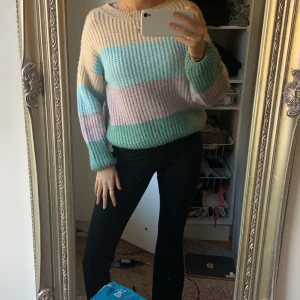 Stickad Tröja - Stickad gosig Höst-tröja i väldigt varmt material! I storlek M men jag var S och sen sitter bra på mig ❤️