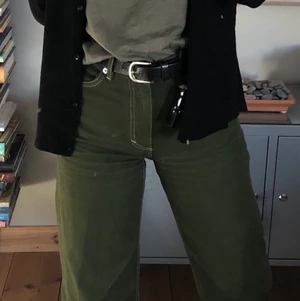 Monki Yoko Jeans - Jättesnygga vida jeans från Monki! Gröna/khakifärgade med beigea/vita sömmar! Nypris är 400kr men säljer för 250kr <3 Hör av er om det låter intressant :) 