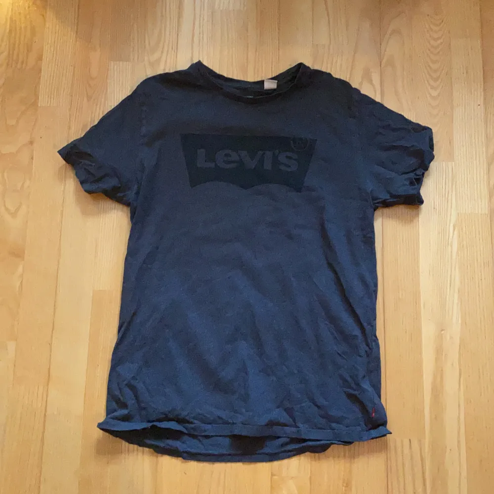T-shirt av märket Levis.. T-shirts.