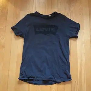 T-shirt av märket Levis.
