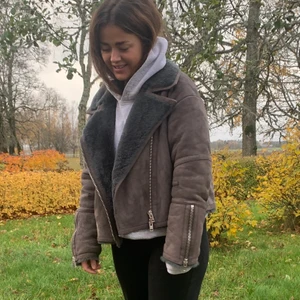 Jacka från J.Lindeberg  - Jacka från J.Lindeberg i 100% lammskinn. Den är i jättefint skick. Säljer på grund av att den inte kommer till användning. Nypris: 8000:-. Jackan är i storlek 40 men passar alltifrån storlek 36-40 beroende på vilken passform man vill ha.