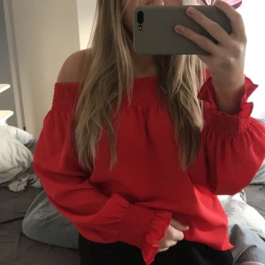 Blus ginatricot  - Klarröd blus off shoulder 