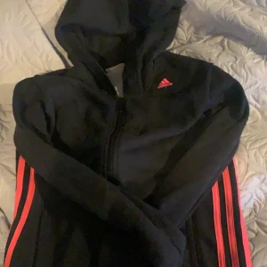 Adidas set - Adidas luvtröja+leggings  Knappt använda, snöret saknas på luvtröja. Storlek xs 