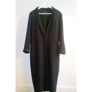  - Svart kappa från Gina Tricot. Köpt i en för stor storlek för att använda som oversize-kappa.