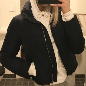 Jacka - Jacka i kortare modell, använd fåtal gånger. Är mer marinblå än vad den ser ut att vara på bilden. 