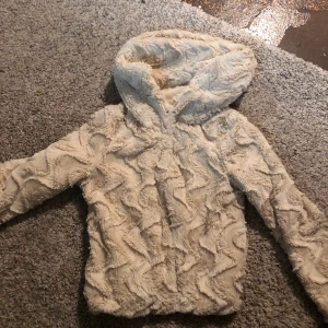 Pälsjacka - Hej säljer ju min pälsjacka från Vero moda då jag nästan aldrig använt den. Nyskick. Storlek M men passar S. Säljer för 150kr